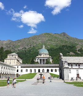 Oropa_chiostro_santuario.jpg